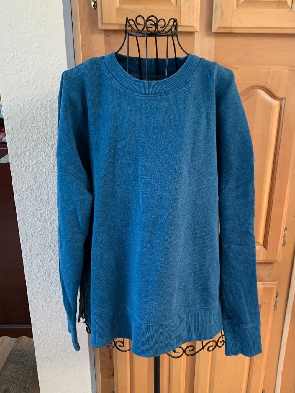 Time and Tru Ladies size Medium Teal Blue Long Sleeve Pullover Sweatshirt
